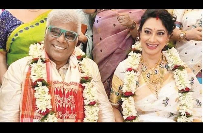 In the picture taken on the occasion of the wedding, Ashish Vidyarthi can be seen with his new wife